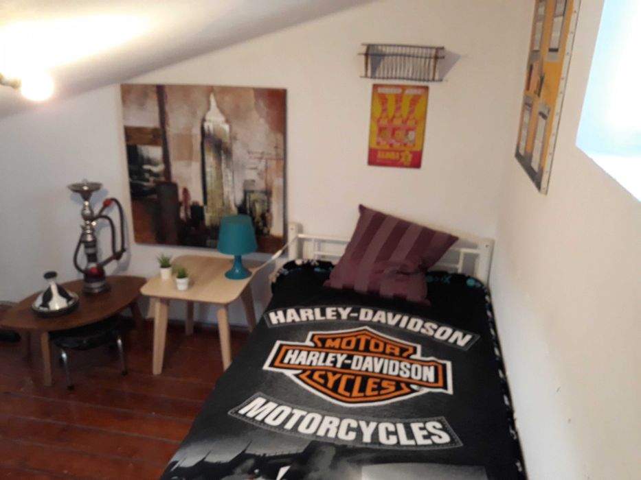 Quarto c/ WC PRIVADO num SOTÃO TETO BAIXO. Centro Lisboa