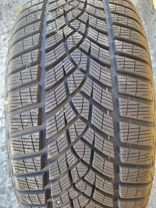 Goodyear UltraGrip Performance 3 225/45 R19 96V XL