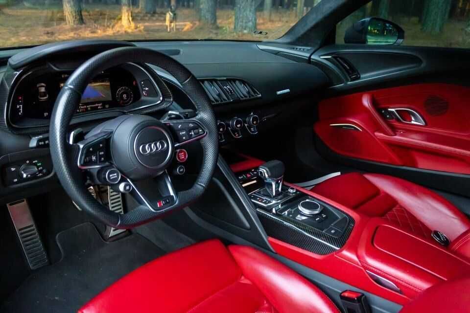 2020    Audi   R8