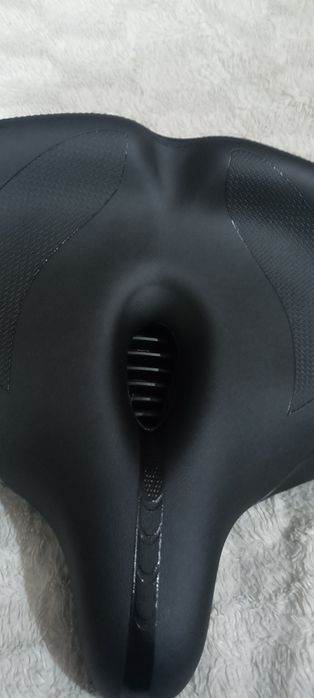 Szerokie siodełko rowerowe.