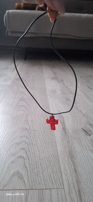 Krzyżyk na rzemyku