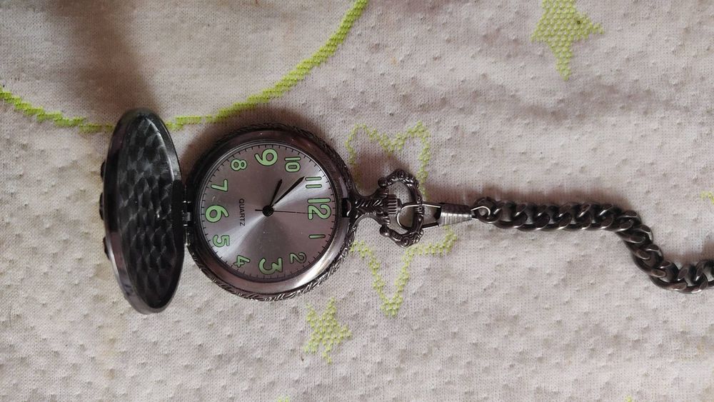 Часы на цепочке - в коробке