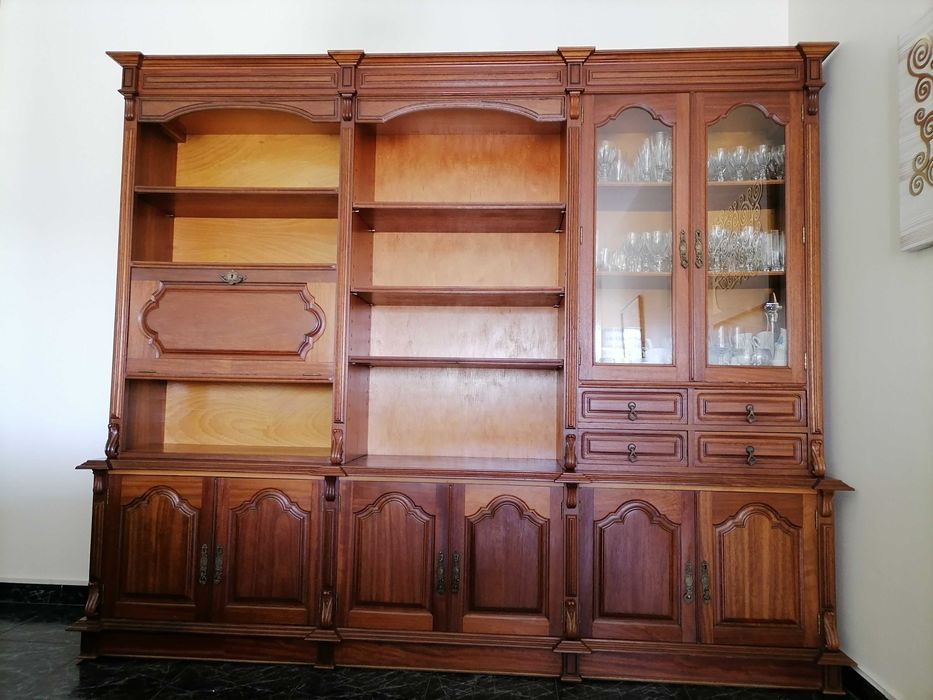 Móvel de sala em madeira de cambala