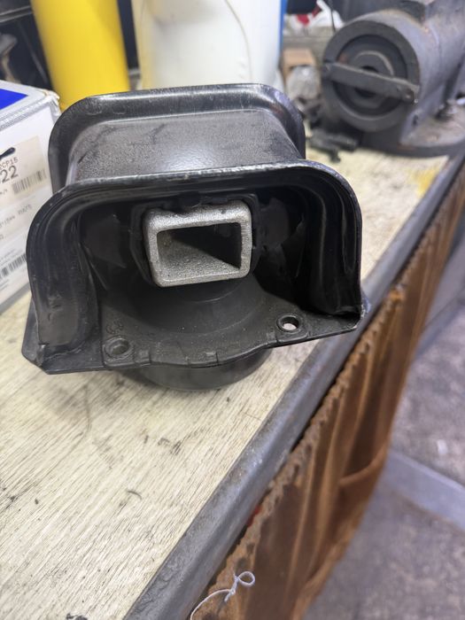 Подушка, опора двигателя  ситроен 1.6 HDI