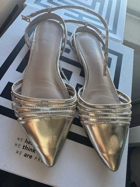 mules douradas rasas da Sfera