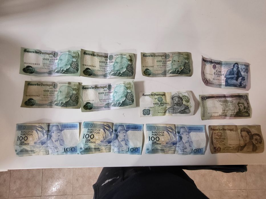 Varias notas e moedas