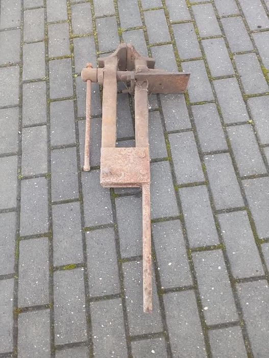 Vendo este torno de ferro muito bonito bom estado