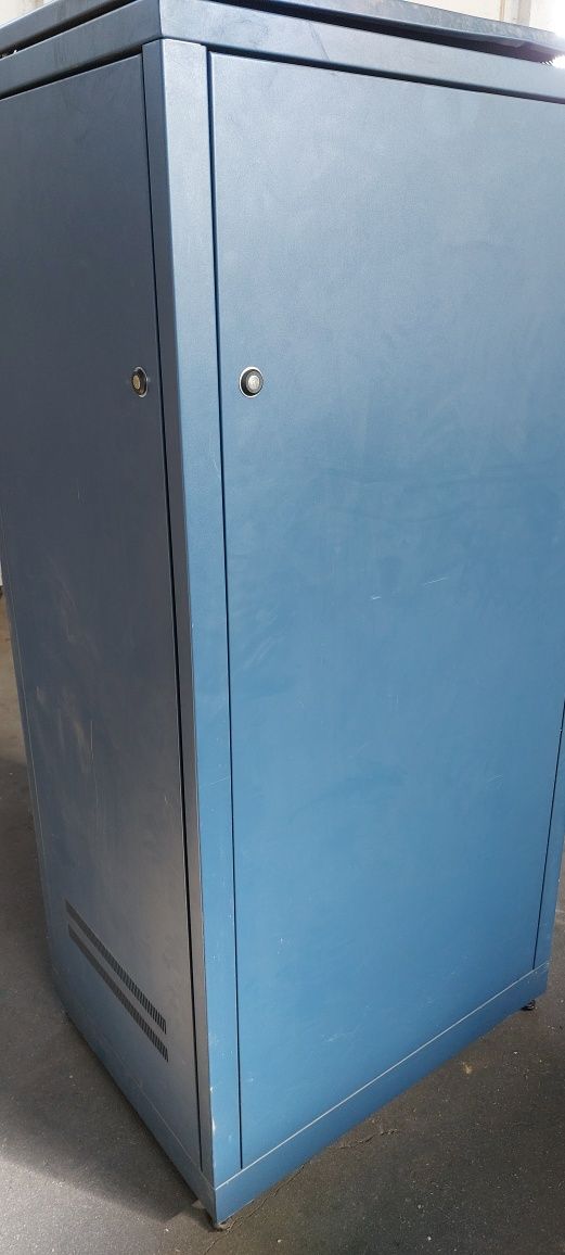 Bastidor de Redes 33U c/Switch e Patch panel