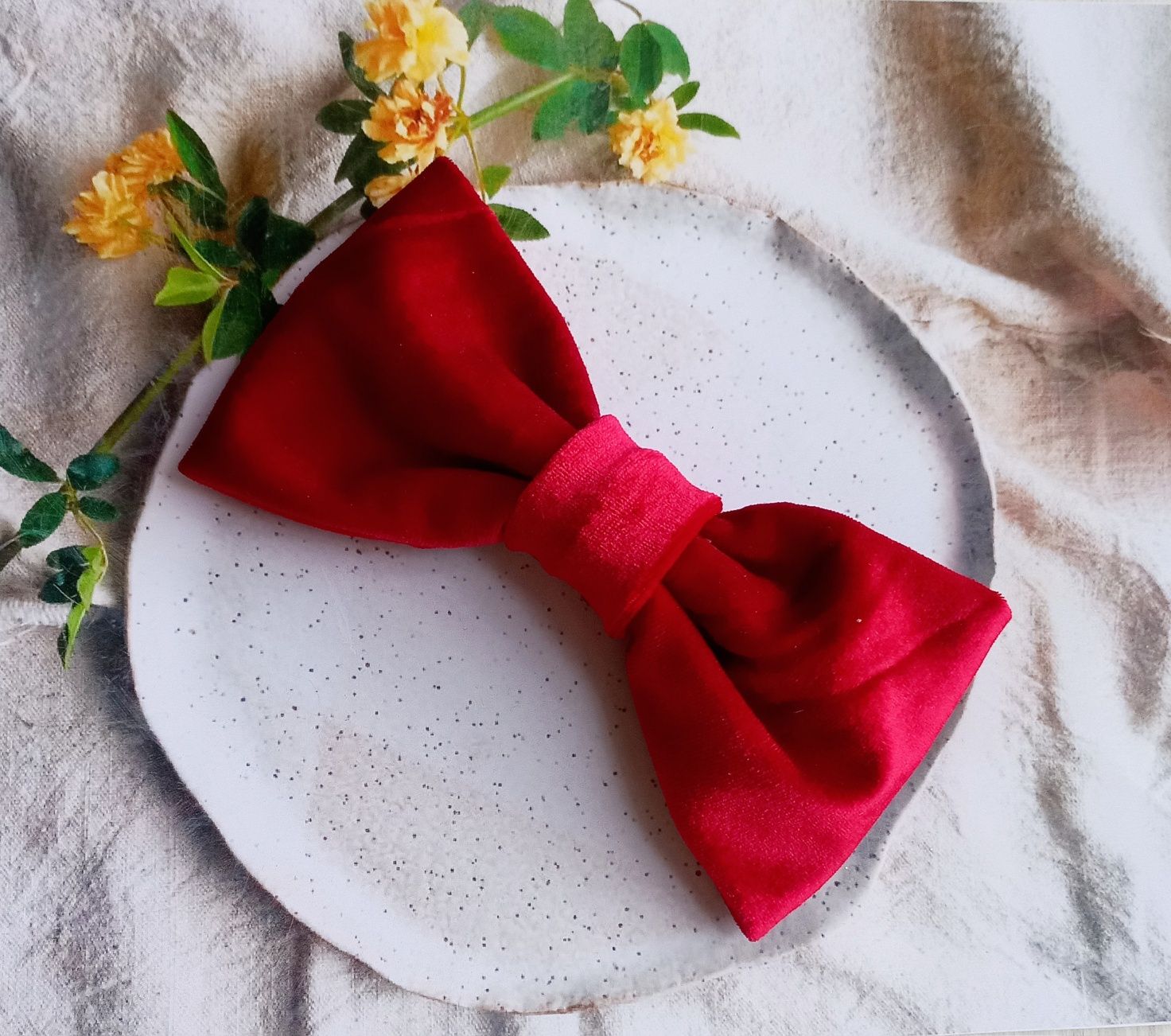 Duża aksamitna kokarda.
W różnych kolorach.
Wielkość kokardki to 14 cm