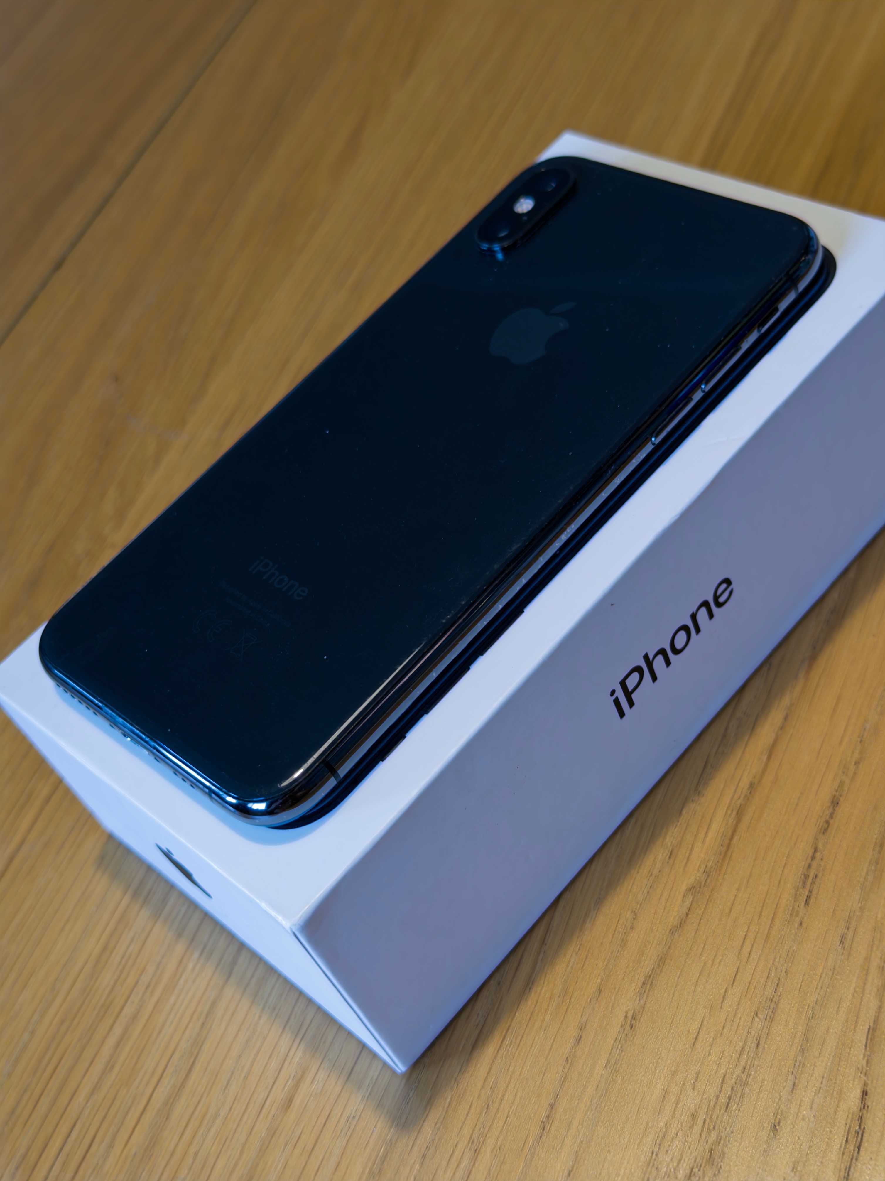iPhone XS 64 GB z obudową Spigen