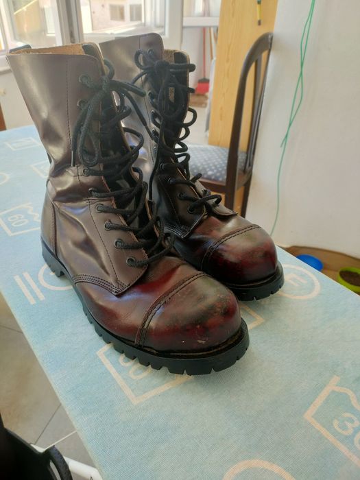 Botas tipo tropa cor muito diferente