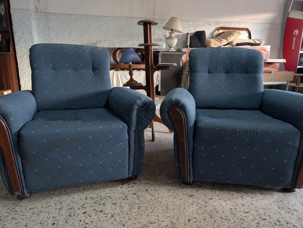 Duas poltronas azuis