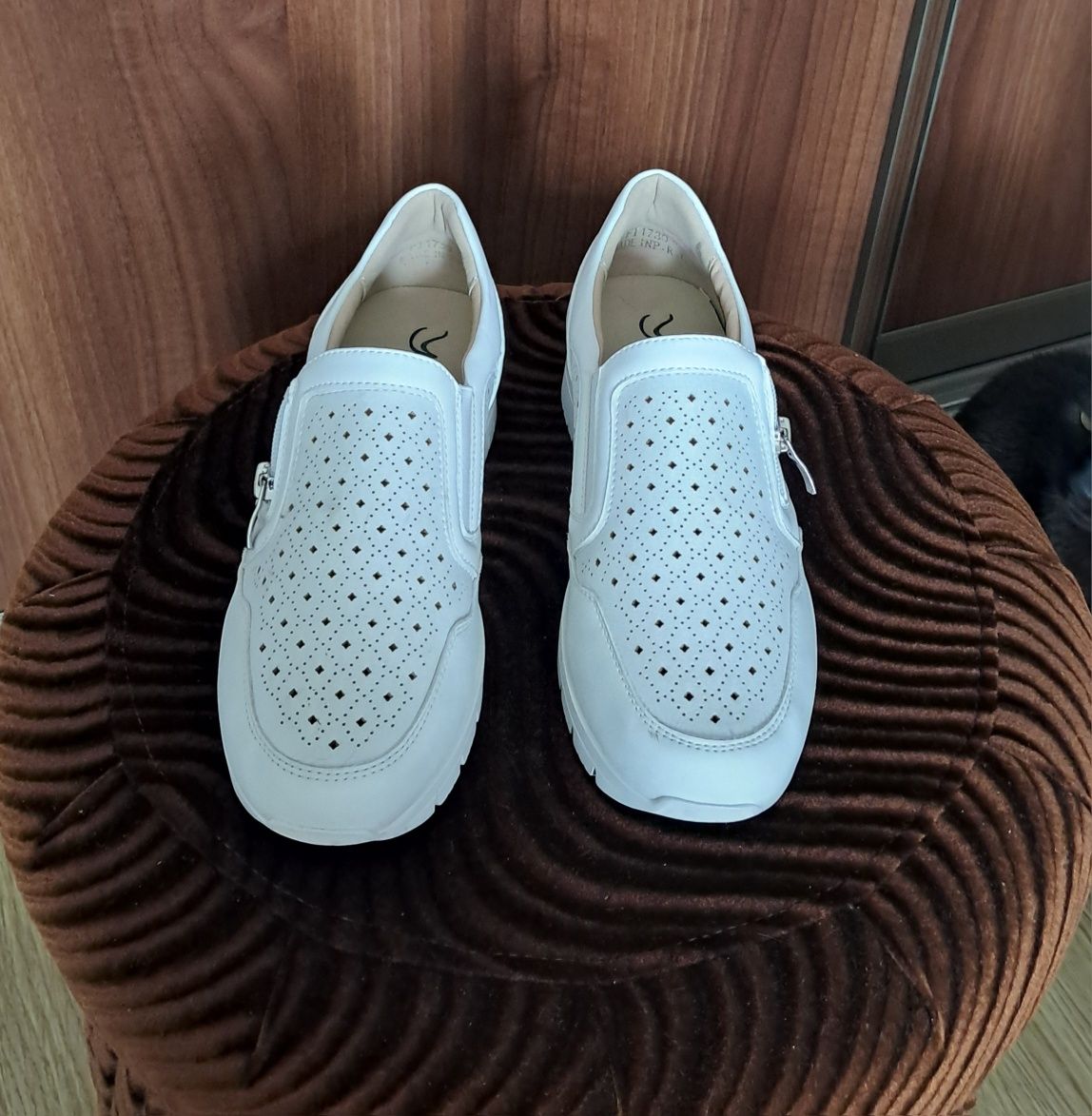 Buty białe na małej koturnie