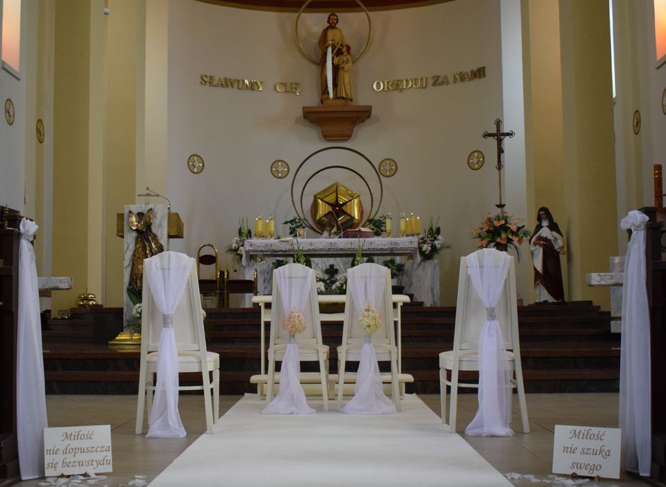Dekoracje ślubne, dekoracje kościoła, biały dywan, świeczniki, klęczni