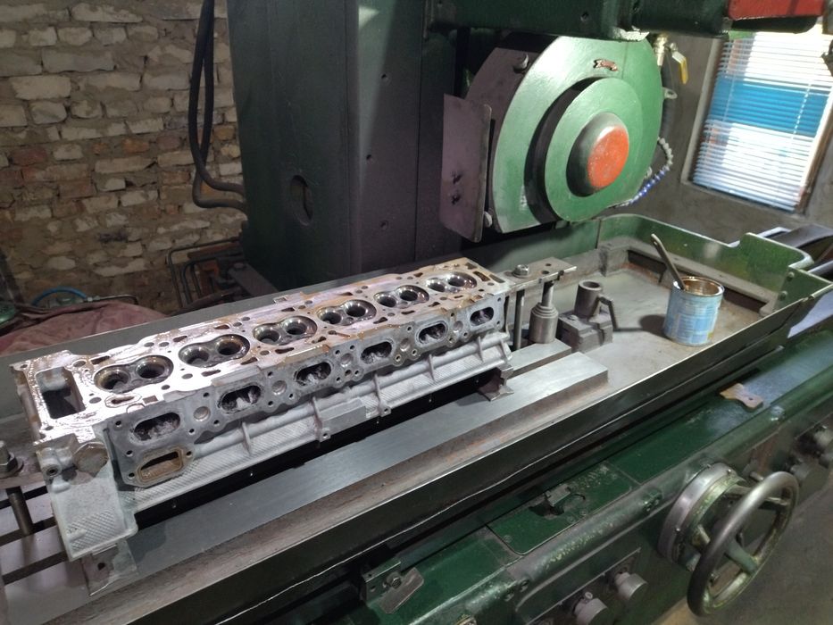 Шліфую площину головки блока циліндрів і блоки