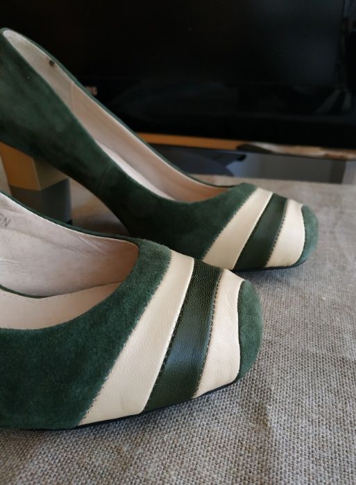 Sapatos tacão camurça e pele