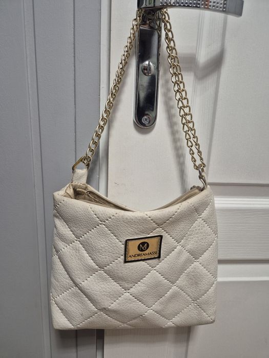 Torebka ze złotymi łańcuszkami