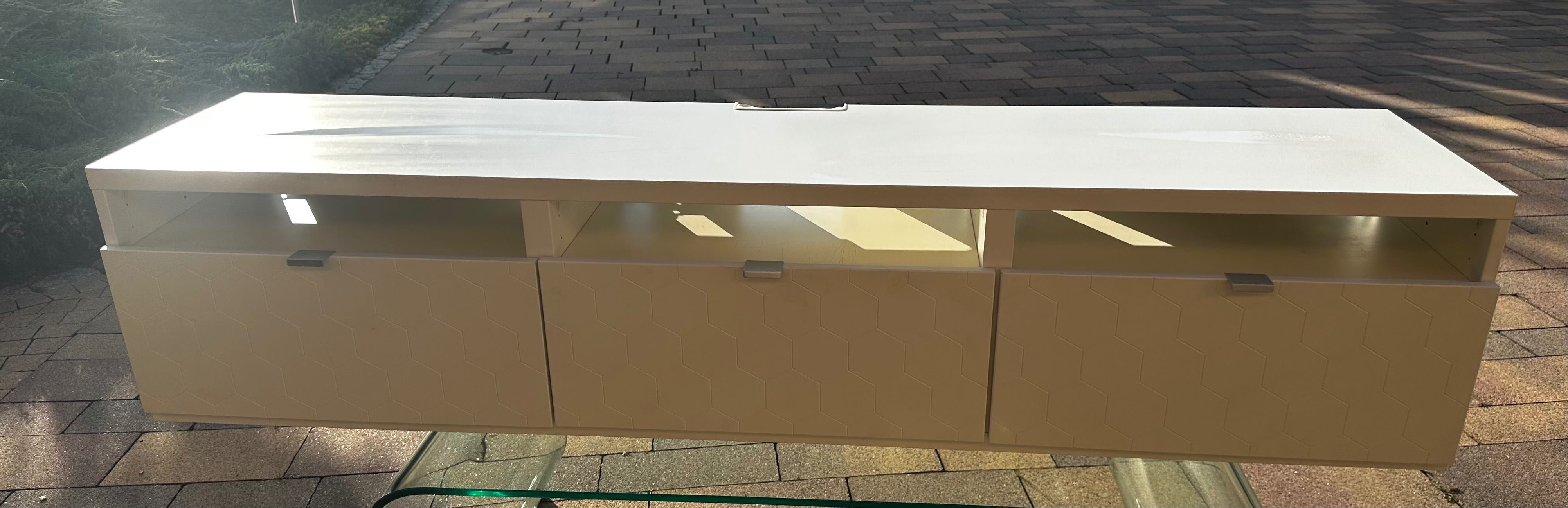 Szafka pod TV Besta biała, fronty plaster miodu 3 szuflady, 3 półki