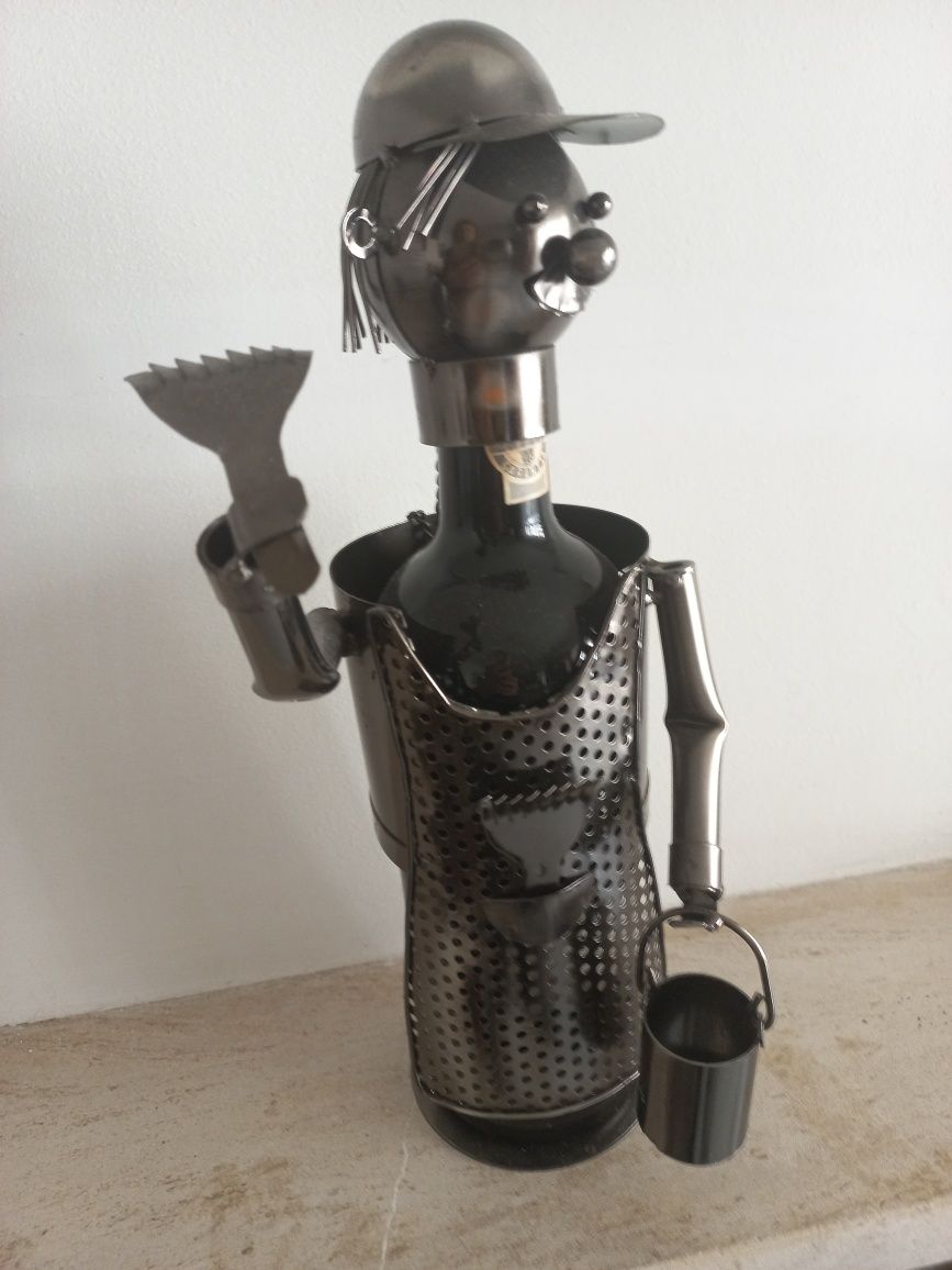 Bonito suporte,  original de garrafa em metal impecável
