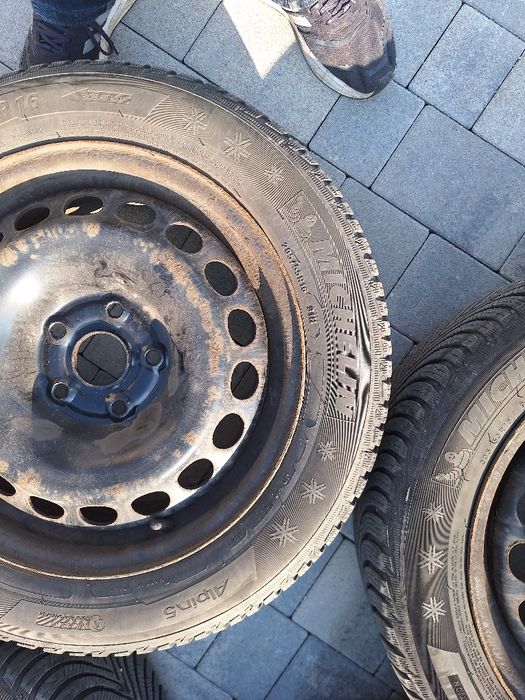 Felgi R16 wraz z oponami 205/55/R16 + kołpaki