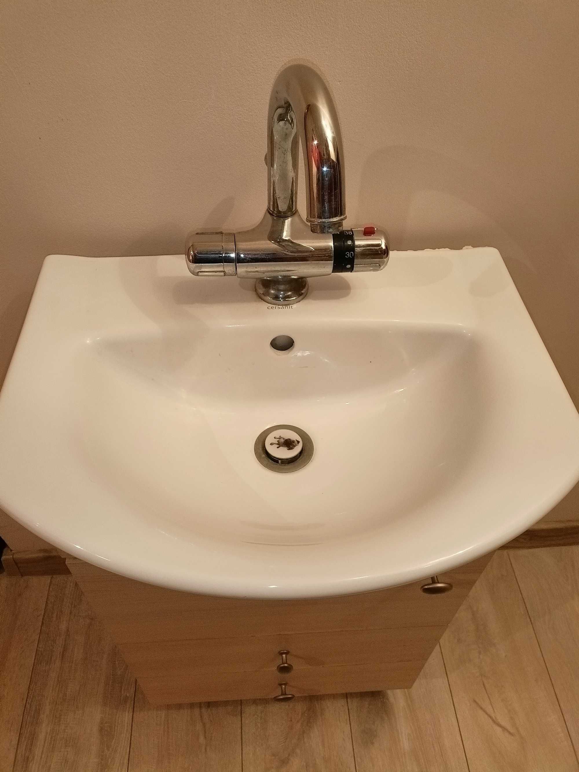 szafka łazienkowa z umywalką  i baterią  termostatyczną