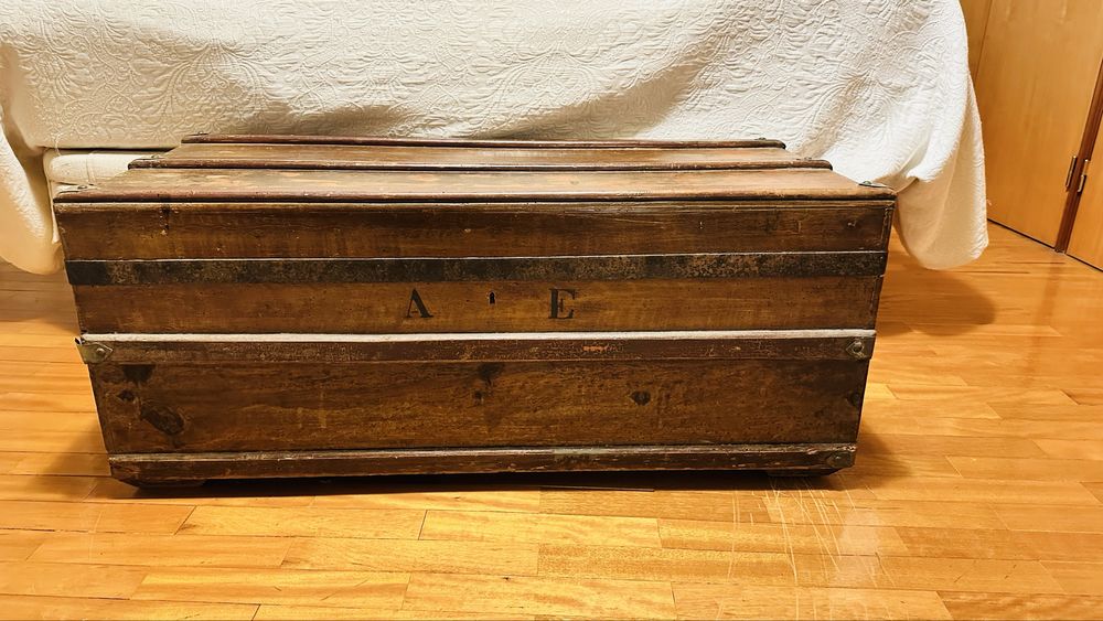 Baú vintage em madeira e ferro