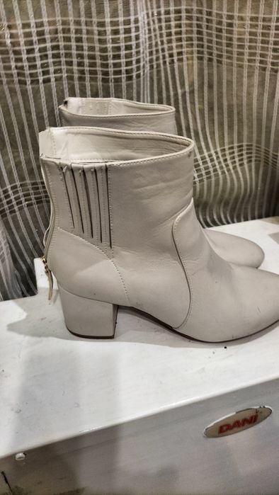 Черевички жіночі. Чорного та бежевого кольору.