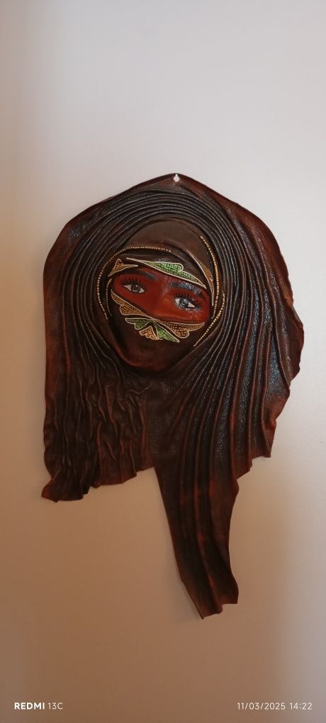 Máscara em pele da Tunísia
