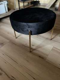 elegancka czarna welurowa pufa siedzisko złote nogi 60 cm aksamit