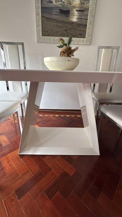 Mesa de Jantar - design moderno e elegante - 4 cadeiras
