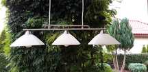 Lampa metalowa z białymi kloszami