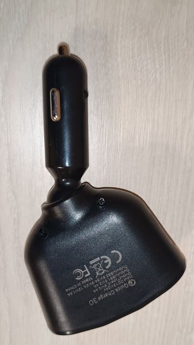 В підкурювач двопортовий адаптер з дисплеєм напруги