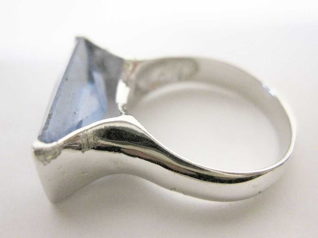 Lindo anel vintage em prata contrastada com pedra