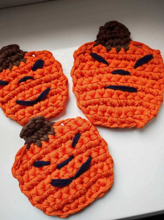 zestaw ręcznie dziergane na szydełku dekoracje