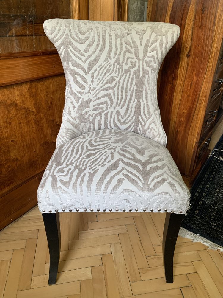 Krzesło glamour z kołatką tapicerowane