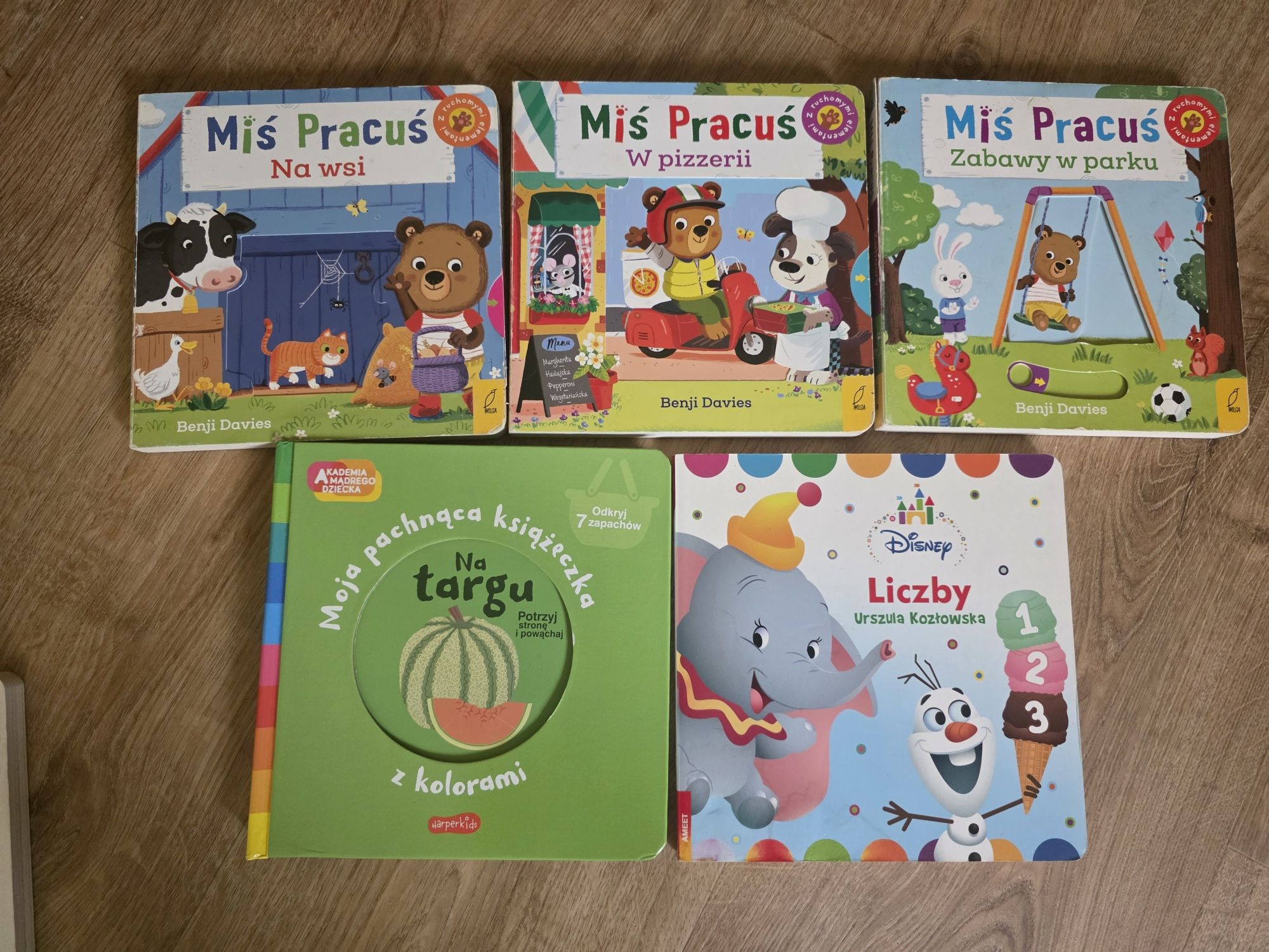 Miś pracuś 5 książek na wsi, w pizzerii zabawy w parku liczby na targu