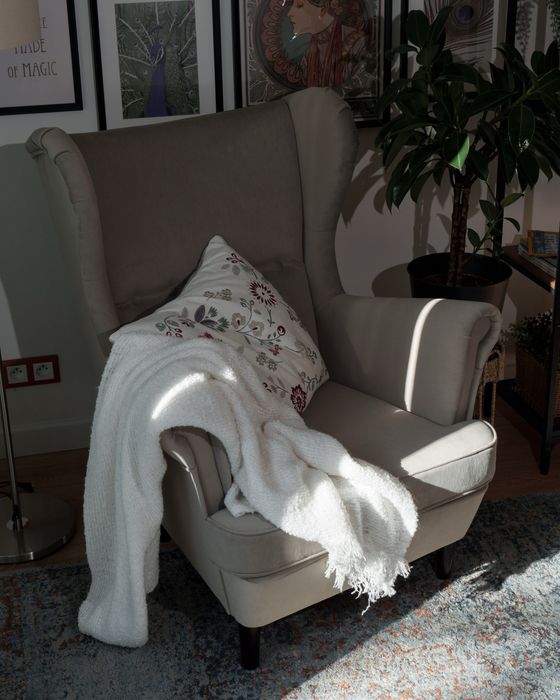 Fotel uszak szary z podnóżkiem welur