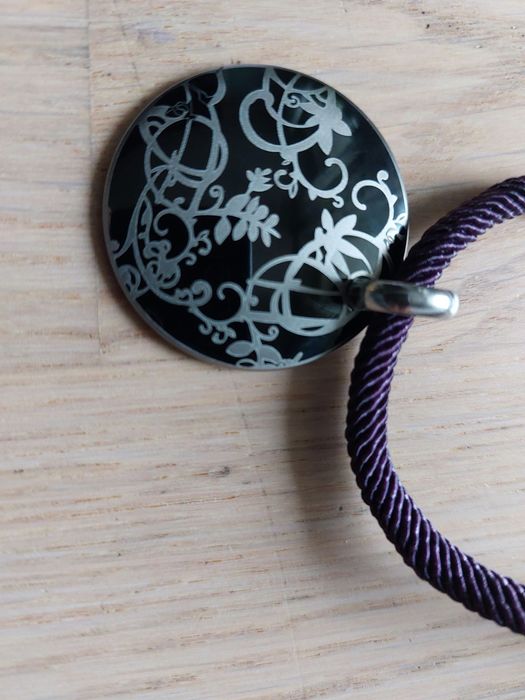 kolczyki i wisiorek z przywieszką kolor czarno-srebrny avon