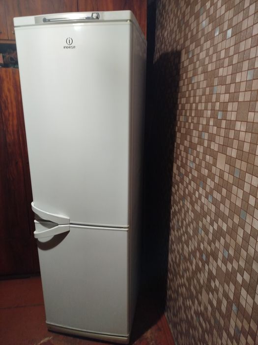 Продам холодильник индезит высота два метра с новым мотором
