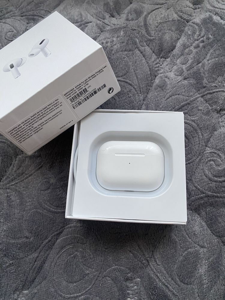 Навушники Apple AirPods Pro