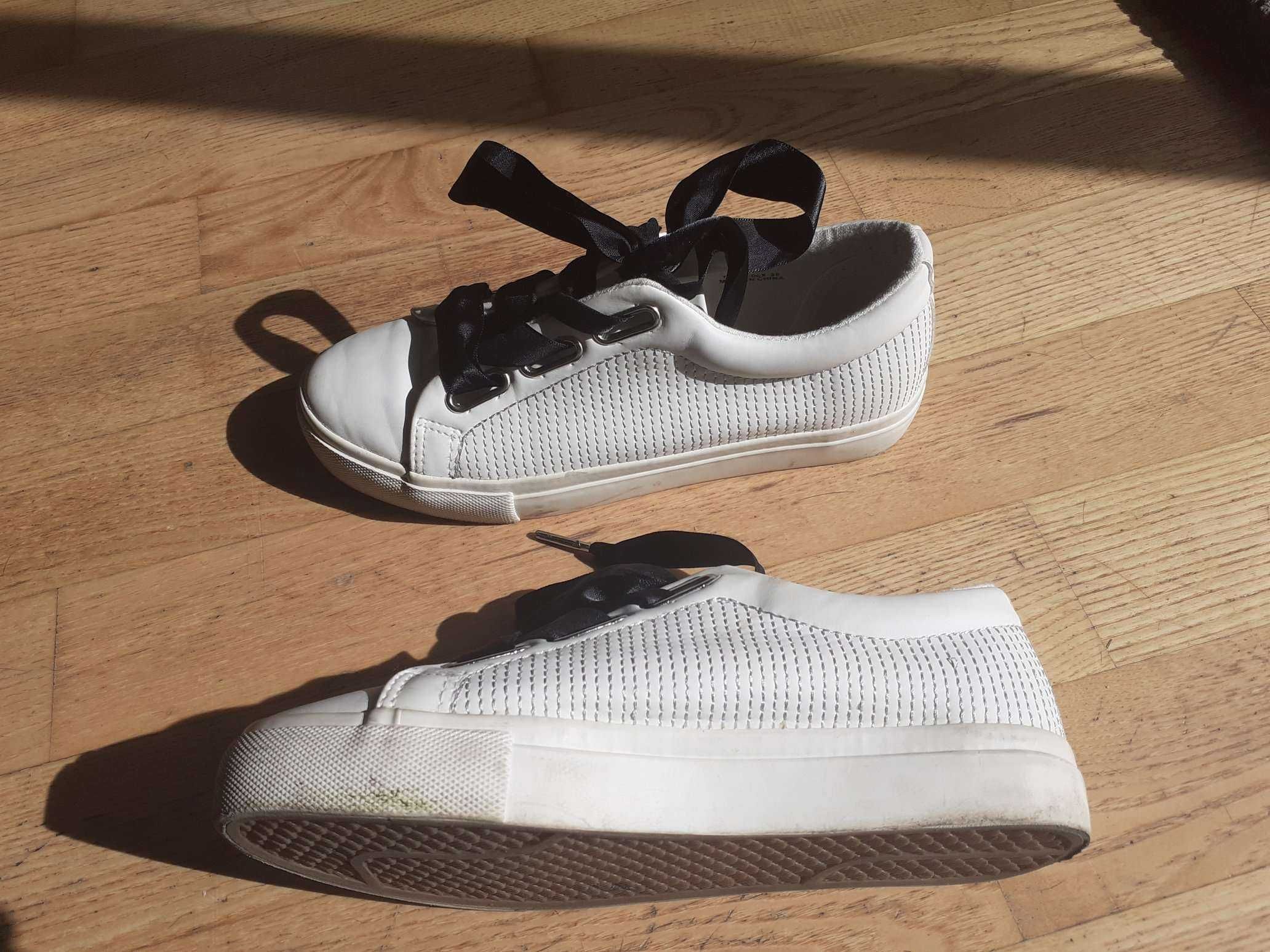 Białe buty SINSAY rozmiar 36 trampki tenisówki czarne wstążki