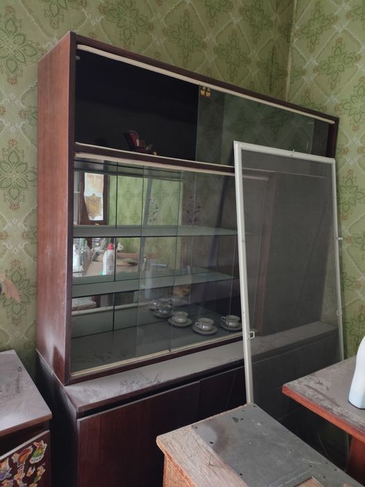 Отдам сервант 2 шт ,стол обеденный даром