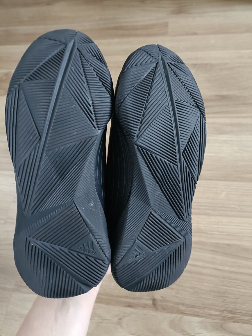 Buty halówki dla chłopca chłopięce na halę do gry w piłkę Adidas 28