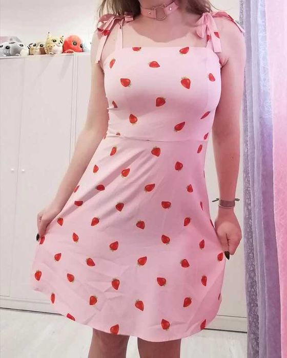 Vestido rosa de laços com moranguinhos