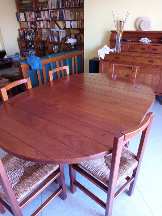 Mesa oval ou redonda de sala de jantar e cadeiras