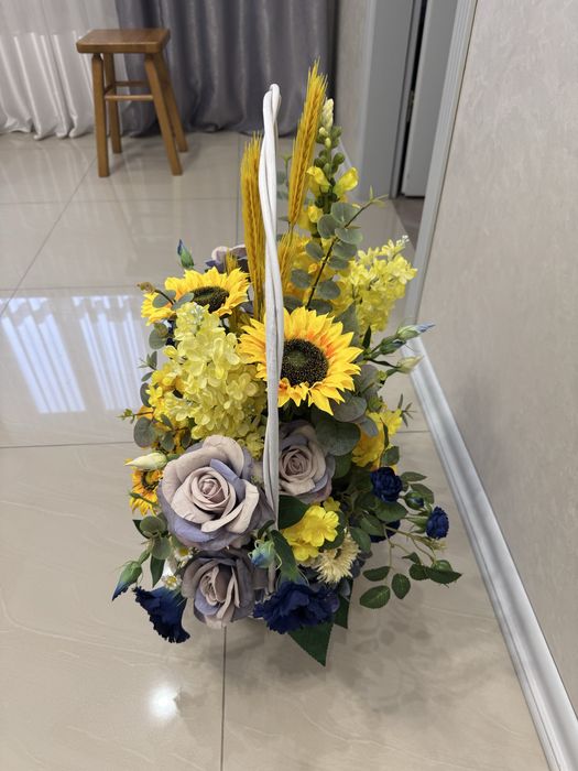 Букет штучних квітів у кошику