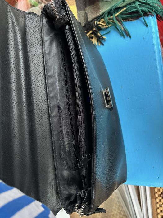 Шкіряний портфель з потертостями