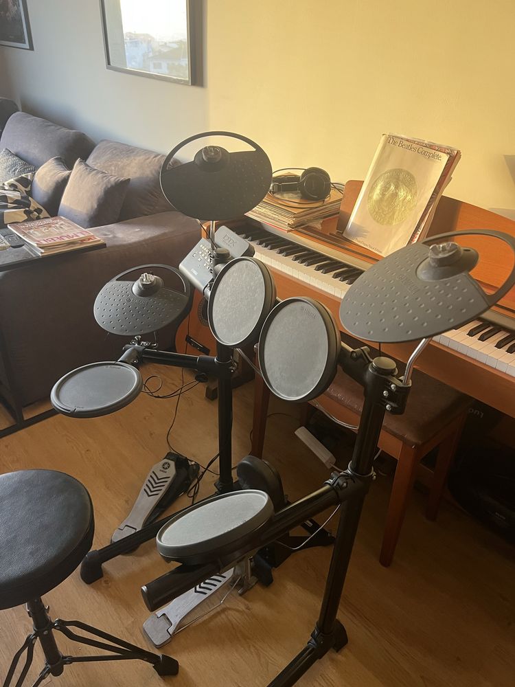 Bateria Elétrica Yamaha DTX400 Series (Usada) + Banco