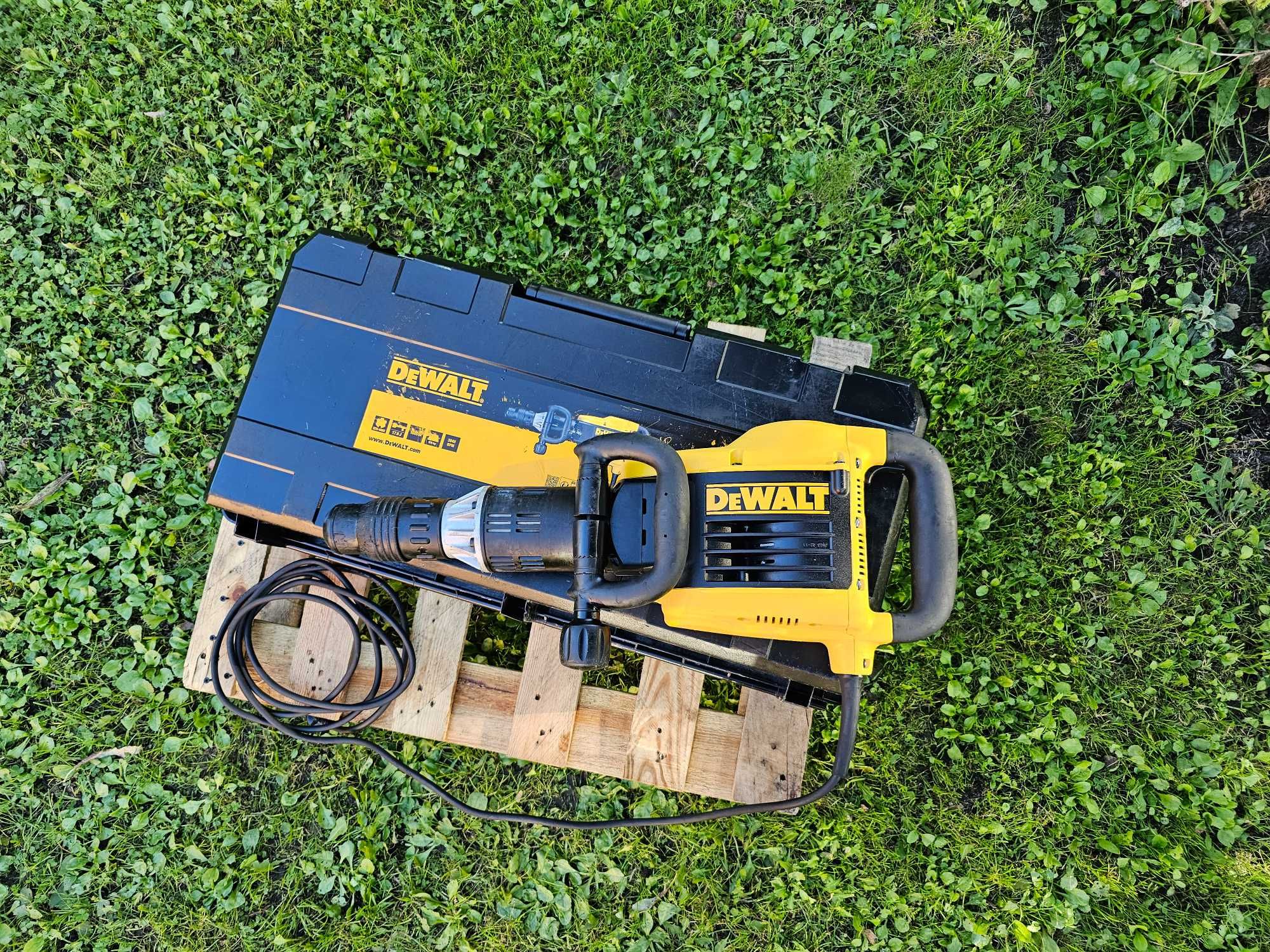 młot wyburzeniowy DEWALT D25899K rok 2023 z walizką stan BDB 17,9j