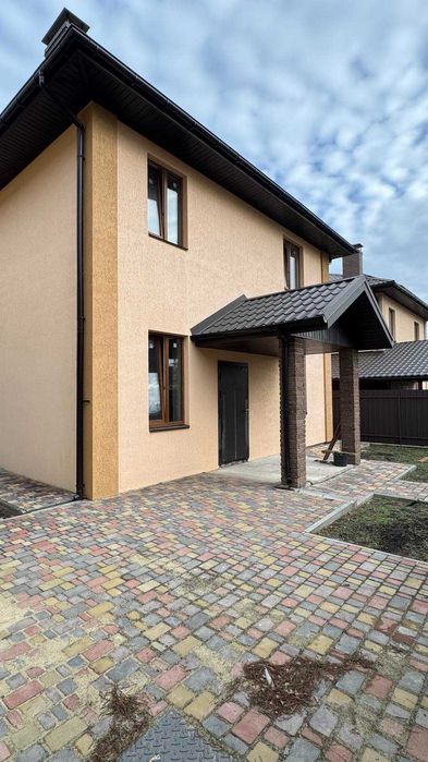 Великий будинок з терасою, ділянкою. єОселя, постанова, сертифікат